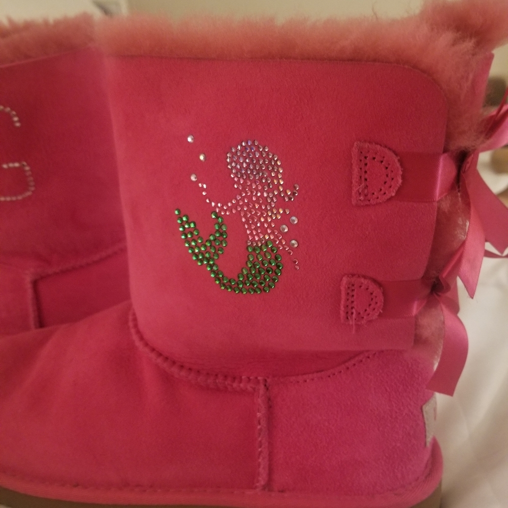 Double Bow Hot Pink kids  UGGs customized with mermaid and G initial. Size 5 - Picture 5 of 8